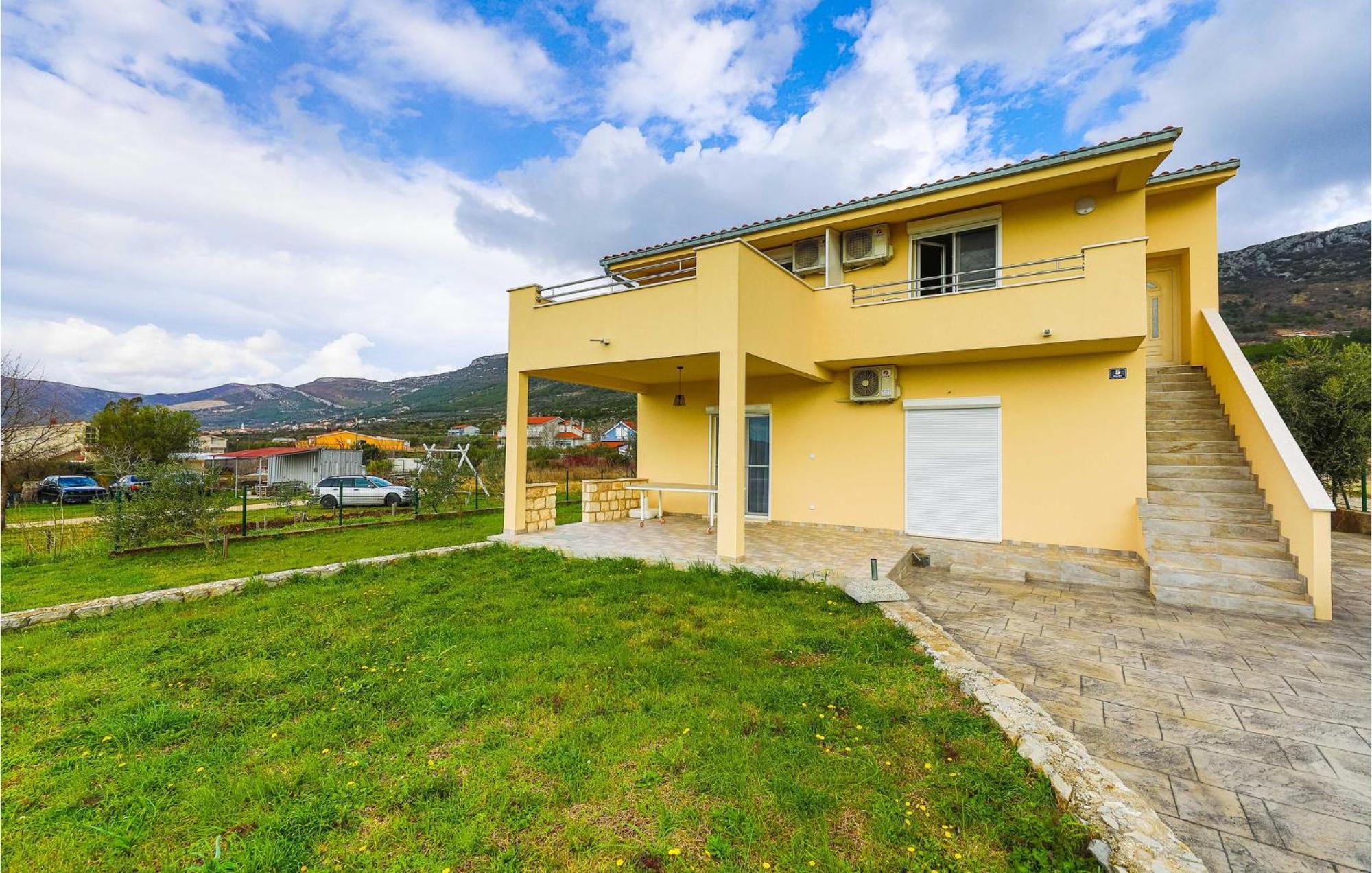 Lovely Apartment In Kastel Luksic With Kitchen Kaštela Eksteriør bilde